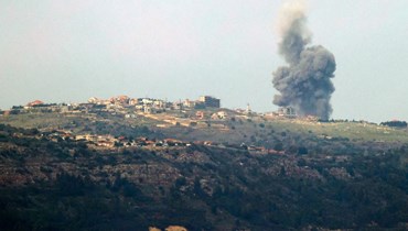 الدخان يتصاعد فوق قرية مركبا أثناء القصف الإسرائيلي (أ ف ب). 