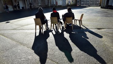 مهاجرون يستريحون في مركز بوزا في بايون جنوب غرب فرنسا (23 ك2 2024، أ ف ب).