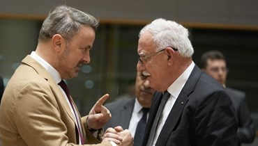 بيتل (على اليمين) يتحدث الى وزير خارجية السلطة الفلسطينية رياض المالكي (الى اليمين) قبل اجتماع وزراء خارجية الاتحاد الأوروبي في مبنى المجلس الأوروبي في بروكسيل (22 ك2 2024، أ ف ب).
