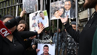 أهالي ضحايا تفجير المرفأ خلال اعتصامهم أمام قصر العدل في بيروت. (حسام شبارو)