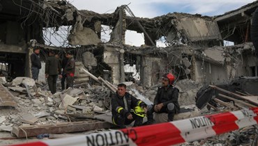 فريق من الدفاع المدني ينفذ عمليات بحث وإنقاذ في مبنى متضرر بعد هجوم صاروخي شنه الحرس الثوري الإيراني على عاصمة إقليم كردستان أربيل (17 ك2 2024ـ أ ف ب).