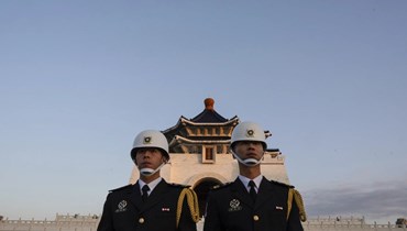 عناصر من حرس الشرف خلال مراسم إنزال العلم في شيانغ كاي شيك ميموريال هول في تايبيه (12 ك2 2024، أ ب). 