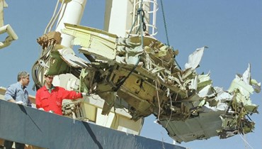 صورة التقطت في 27 كانون الثاني 2004، وتظهر قطعاً كبيرة من حطام الطائرة المصرية التي تحطمت في البحر الأحمر. وقد تم نقلها الى سفينة "إيل دو باتز" لتسليمها إلى المسؤولين القانونيين في شرم الشيخ (أ ف ب). 