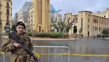 جندي في الجيش يقوم بحراسة مبنى مجلس النواب قبيل انطلاق جلسات الموازنة.(نبيل إسماعيل)