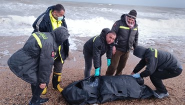 إجلاء جثة شخص من شاطئ العريضة في عكار. 