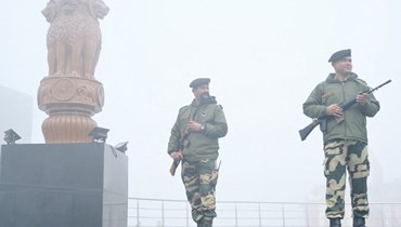 عناصر من أمن الحدود الهندي  يقفون للحراسة خلال احتفالات بمناسبة يوم الجمهورية  في مركز واجاه الحدودي بين الهند وباكستان (26 ك2 2024، أ ف ب).