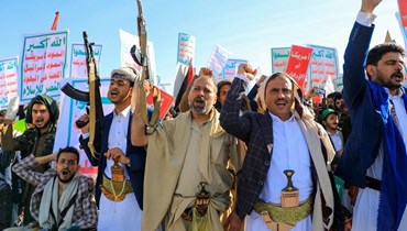 أنصار لحركة الحوثي يلوحون ببنادقهم خلال مسيرة مناهضة لإسرائيل والولايات المتحدة في العاصمة صنعاء (26 ك2 2024، أ ف ب). 