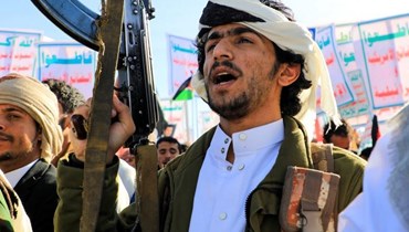 أحد المؤيّدين لحركة الحوثي اليمنيّة خلال مسيرة مناهضة لإسرائيل والولايات المتحدة في العاصمة صنعاء (أ ف ب). 