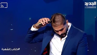 خالد سليم يحلق شعره على الهواء
