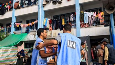 موظفو الأمم المتحدة يقدّمون المساعدات للنازحين في غزّة.