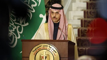 وزير الخارجية السعودي فيصل بن فرحان خلال مؤتمر صحافي مع نظيره المصري عقب لقاء في القاهرة (28 ك2 2024، أ ف ب). 