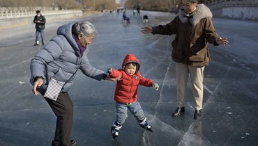 طفل يتزلج على نهر متجمد في بيجينغ (28 ك2 2024، أ ف ب).