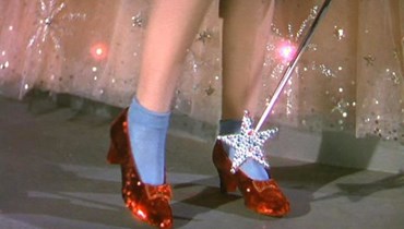  الحذاء الأحمر الشهير الذي انتعلته الممثلة جودي غارلاند في فيلم "ذي ويزرد أوف أوز".