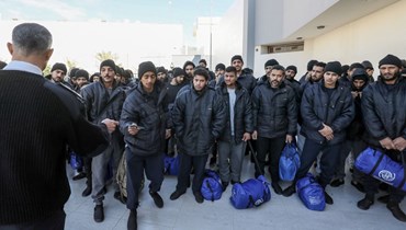 مهاجرون مصريون غير شرعيين ينتظرون ترحيلهم في العاصمة الليبية طرابلس (31 ك2 2024، أ ف ب). 