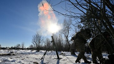 جنود أوكرانيون يشاركون في مناورات عسكرية في منطقة زيتومير (30 ك2 2024، أ ف ب). 