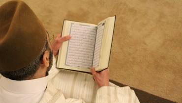 صورة تعبيرية- شخص يصلي في القرآن (Rachid Oucharia- Unsplash). 