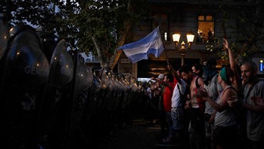 تظاهرة خارج مقر الكونغرس في بوينس آيرس احتجاجاً على إصلاحات الرئيس خافيير ميلي (أ ف ب). 
