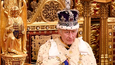 لك بريطانيا تشارلز الثالث، يرتدي تاج الدولة الإمبراطوري ورداء الدولة، يجلس على العرش السيادي في غرفة مجلس اللوردات، خلال الافتتاح الرسمي للبرلمان، في مجلسي البرلمان، في لندن (7 تشرين الأول 2023 - أ ف ب".