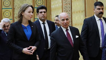 وزيرة الخارجية الهولندية هانكي بروينز سلوت مع نظيرها العراقي فؤاد حسين بعد لقائهما في بغداد (6 شباط 2024، أ ف ب).