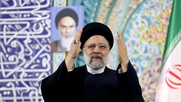 رئيسي يحيي الحشد خلال القائه خطابا في مدينة ميناب بجنوب إيران (2 شباط 2024، أ ف ب).