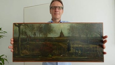 صورة ارشيفية- آرثر براند يحمل لوحة فان غوغ في أمستردام (12 ايلول 2023، أ ف ب). 