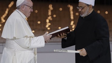 البابا فرنسيس والشيخ أحمد الطيب يتبادلان بياناً مشتركاً حول "الأخوة الإنسانية" بعد لقاء في صرح المؤسس في الإمارات.