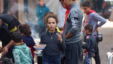 فلسطينيّون يصطفون للحصول على الطعام في رفح (أ ف ب). 