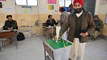 رجل من "السيخ" يدلي بصوته في مركز اقتراع خلال الانتخابات الوطنية الباكستانية في إسلام آباد (أ ف ب). 