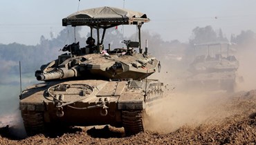 دبابات تابعة للجيش الإسرائيلي تتجوّل على طول الحدود مع قطاع غزة (أ ف ب). 