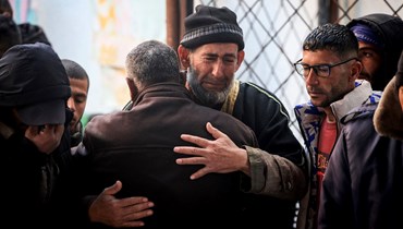 فلسطينيّون يبكون بعد التعرّف على جثث أقاربهم في مستشفى النجار في رفح (8 شباط 2024 - أ ف ب).