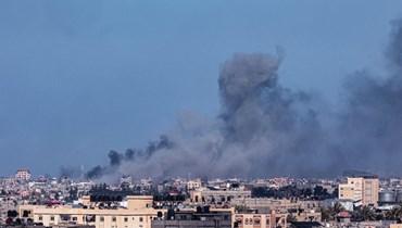 صورة ملتقطة من رفح، تظهر الدخان يتصاعد خلال قصف إسرائيلي على خان يونس في جنوب قطاع غزة (9 شباط 2024، أ ف ب). 