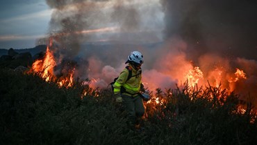 أحد المشاركين يشارك في تمرين حرق متحكم فيه خلال تريكس للسيدات الذي أقيم في باريديس دي كورا شمال البرتغال (5 شباط 2024ـ أ ف ب).