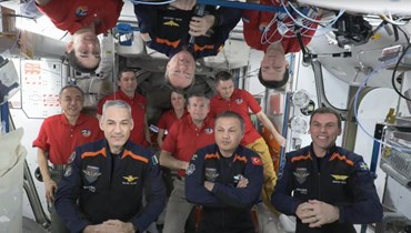 رواد الفضاء في كبسولة "كرو دراغن" التابعة لشركة "سبايس إكس" (أ ف ب). 