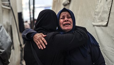 سيدة فلسطينية تبكي بعد التعرف على جثة قريب لها قتله القصف الإسرائيلي، في مستشفى النجار في رفح (10 شباط 2024 - أ ف ب).