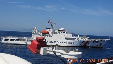 صورة نشرها خفر السواحل الفيليبينيون في 11 شباط 2024، وتظهر سفينة صينية تعترض سفينة فيليبينية بالقرب من سكاربورو في المنطقة المتنازع عليها في بحر جنوب الصين (أ ف ب).