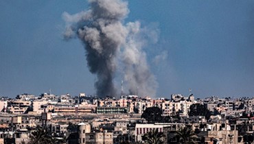 دخان يتصاعد خلال قصف إسرائيلي على رفح في جنوب قطاع غزة (11 شباط 2024، أ ف ب). 