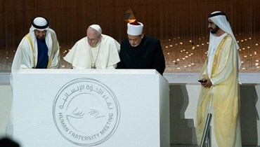 توقيع البابا فرانسيس والإمام الأكبر للأزهر في مصر الشيخ أحمد الطيب الوثائق خلال اجتماع الأخوة الإنسانية (أ ف ب).