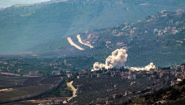 دخان يتصاعد خلال القصف الإسرائيلي على قرية كفركلا (أ ف ب).