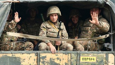 عناصر من "جيش الدفاع عن قره باغ" في طريقهم إلى بلدة مرتاكيرت خلال معارك مع القوات الأذربيجانية (أ ف ب).