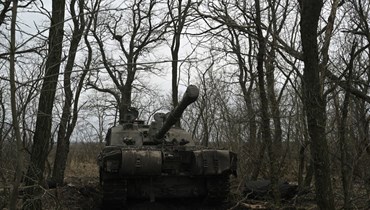 جنود أوكرانيون يستعدون لقتال دبابة تشالنجر 2 في مكان غير معلوم بالقرب من خط المواجهة في منطقة زابوريجيا (12 شباط 2024، أ ف ب). 