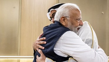 عناق بين الشيخ محمد بن زايد آل نهيان ومودي خلال استقبال في المطار الرئاسي في أبوظبي (13 شباط 2024، أ ف ب). 