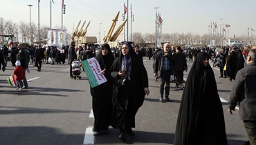 الناس يتجمّعون للاحتفال بالذكرى الخامسة والأربعين للثورة الإسلامية في طهران (أ ف ب). 