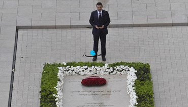 الرئيس سعد الحريري أمام ضريح والده الشهيد (حسام شبارو).