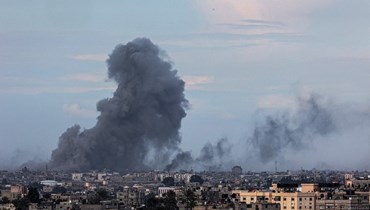 صورة ملتقطة من رفح، تظهر الدخان يتصاعد فوق خان يونس بعد قصف إسرائيلي على جنوب قطاع غزة (14 شباط 2024، أ ف ب).