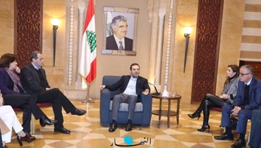 الرئيس سعد الحريري خلال جلسة مع إعلاميين في بيت الوسط.