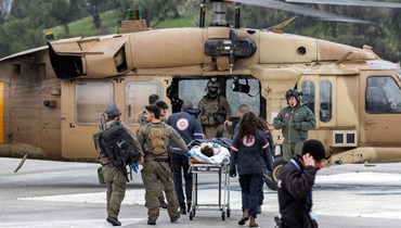 هليكوبتر إسرائيلية تنقل جرحى بعد استهداف مستوطنة صفد بصواريخ دقيقة (أ ف ب).