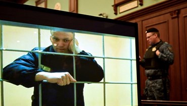 نافالني يظهر على شاشة في قاعة المحكمة في محكمة مدينة موسكو بموسكو، من مستعمرة السجن الخاصة به، خلال جلسة استماع (24 ايار 2022، أ ف ب). 