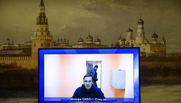 نافالني يظهر على شاشة في قاعة محكمة موسكو الإقليمية، من مركز احتجازه، خلال جلسة استماع، في المحكمة في كراسنوجورسك خارج موسكو (28 ك2 2021، أ ف ب). 
