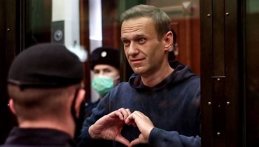 لقطة شاشة تظهر نافالني واقفا داخل زنزانة زجاجية خلال جلسة استماع في المحكمة في موسكو (2 شباط 2021، أ ف ب). 