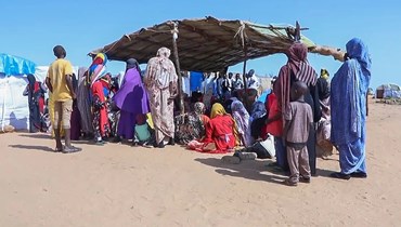 صورة ارشيفية- لاجئون سودانيون تجمعوا خارج مستشفى ميداني في عكا بتشاد (15 آب 2023، أ ب). 